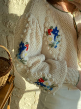 将图片加载到图库查看器,Vintage Tyrol white floral cardigan