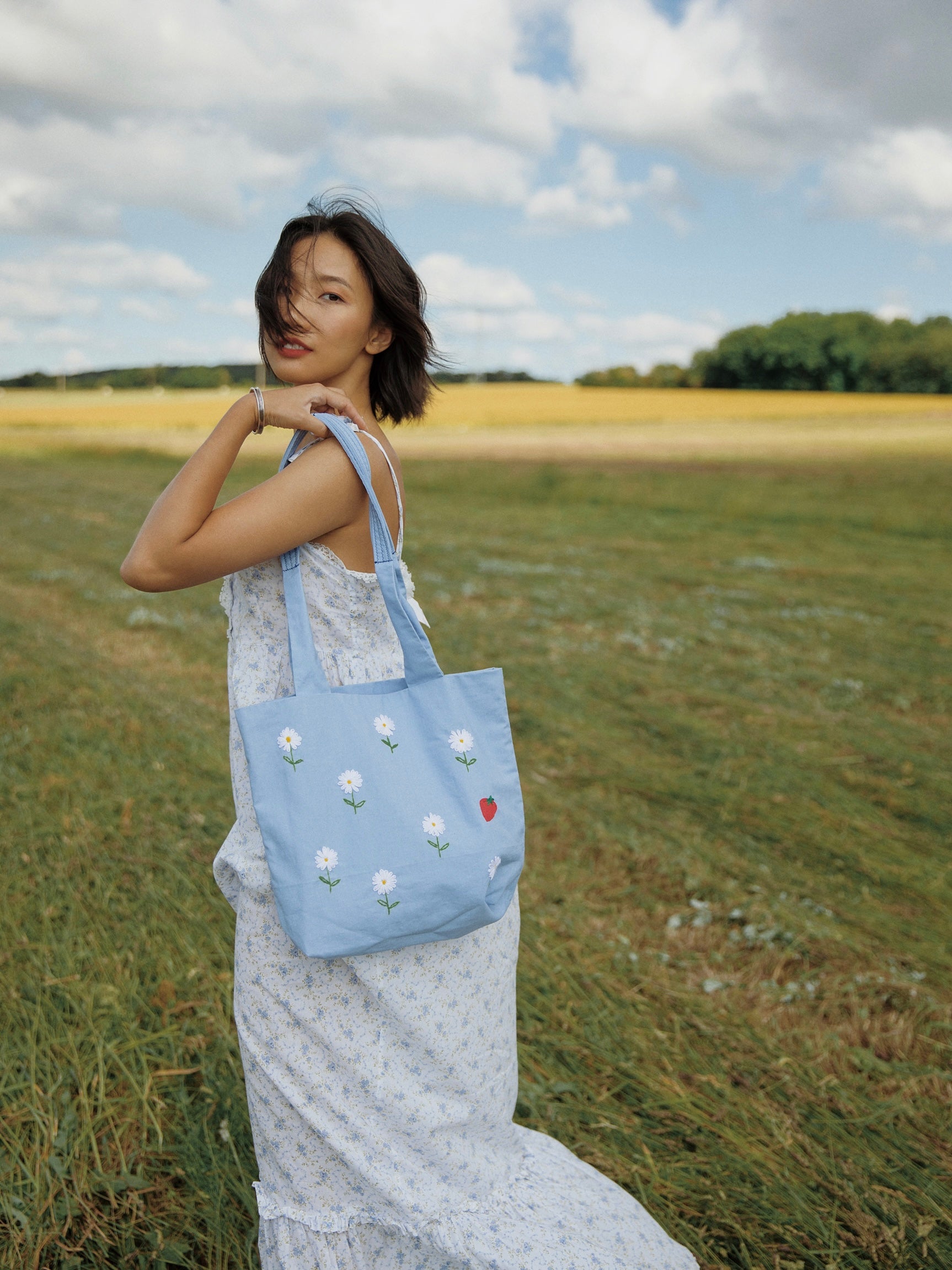 Hand embroidery daisy bag